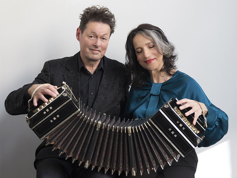 Carel Kraayenhof & Marietta Petkova. De Hand van de Beer