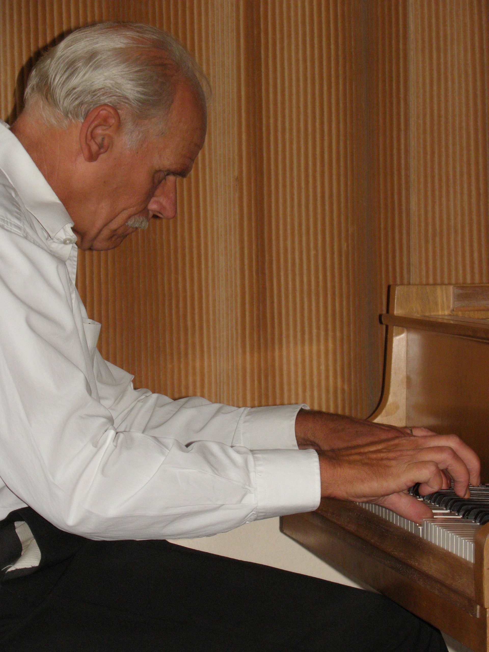 Een leven tussen de piano's en vleugels. Jack van Dodewaard