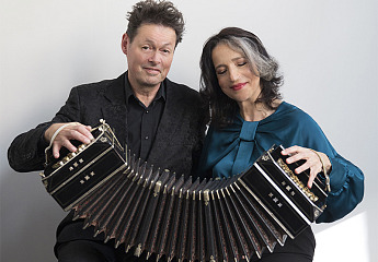 Carel Kraayenhof & Marietta Petkova. De Hand van de Beer Carel en Marietta