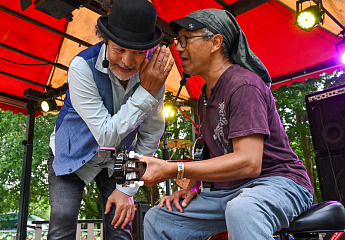 Hakim en Frank spelen Sintstreken Hakim en Frank