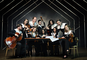 De staalmeesters met Rembrandt Frerichs De Staalmeesters. Foto Mark Engelen